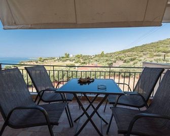 Red Coral Apartments - Vatopedi - Balcón