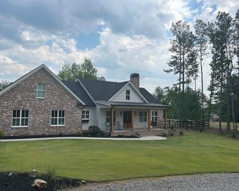 Less than 5 miles from Masters & Peach Jam: Retreat w/ Pool and Putting Green - North Augusta - Gebouw