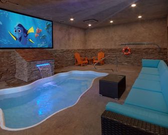 Blackberry Springs: Private Indoor Pool Theater - Gatlinburg - Pool
