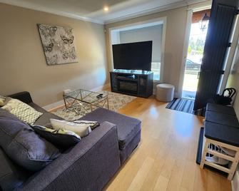Luxury 4-bedroom/2.5bath house, in quiet Burnaby, close to Buses/Metro. - Burnaby - Living room
