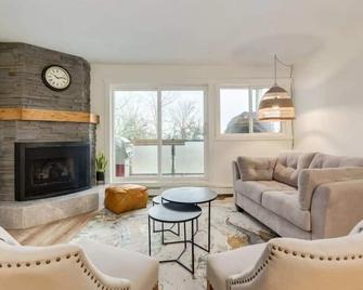 Lakeview Gem | Lakeside Retreat | Stunning Views | - Sylvan Lake - Living room