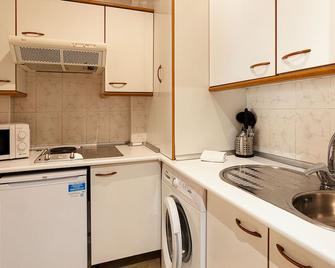 Apartamentos Vértice Bib Rambla - Seville - Kitchen