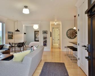 Robins Nest Langley-Modern Condo In Downtown Langley - Langley - Living room