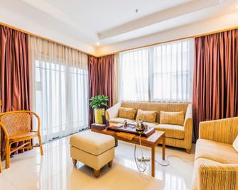 Zuiranju Holiday Hotel - Zhaoqing - Living room