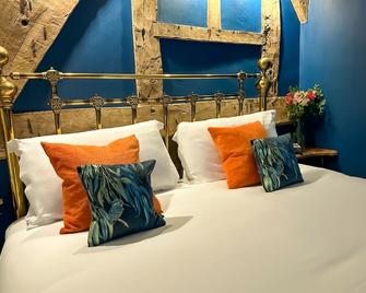 ثري كوكس هوتل - بريكون - غرفة نوم