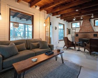 Rustic Private Cottage w/ 4 Bedrooms + Close to - Grand Haven - Living room