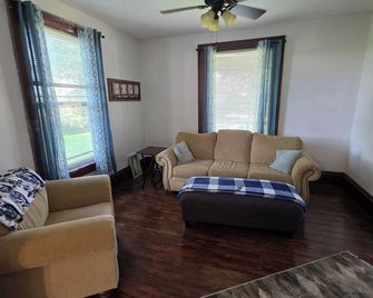 Charming 4-bedroom farmhouse in Waterloo with fully updated interior. - Waterloo - Sala de estar