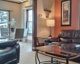 Park in the Garage and Walk to Mayo Clinic - Rochester - Living room