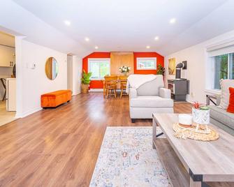 Great Sunset Waterfront Cottage. - Napanee - Living room