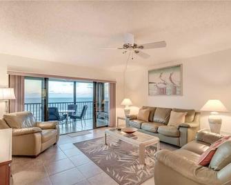Reflections on the Gulf 504, Sleeps 6, 2 Bedroom, Gulf Front, Pool, Spa - Indian Rocks Beach - Living room