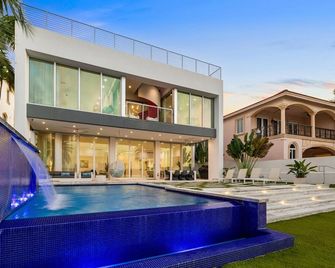 Miami Modern Heated Pool & Dock - Sunny Isles Beach - Pool