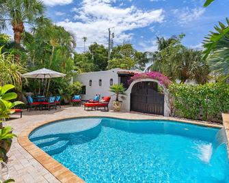 Luxury and Historic Elegance in a Charming West Palm Beach Villa. Pet Friendly! - West Palm Beach - Pool