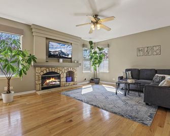 Cloud 9 : 4Br, Pool, Fully Fenced! - West Chicago - Living room