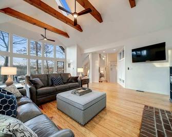 Exclusive Wooded Chalet w Magnificent River Views - Shepherdstown - Living room