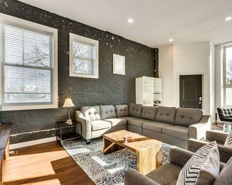 Converted Store Front Home Lets You Live Like a Local in the Heart of it All! by AllSet Turnover - 芝加哥 - 客廳