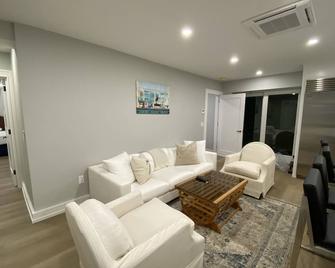 A great subterranean apartment in a quiet neighborhood. Located in mid-town. - Nantucket - Living room