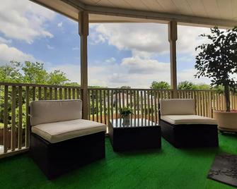 Elegant Vintage-Style Apartment within a Historical Building - Dallas - Balkon