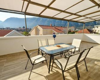 Tea - Kotor - Balcón