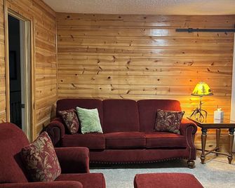 My Blue Haven is a Walkers Paradise 5 min to the Monument and 15 min to Downtown - Rapid City - Living room