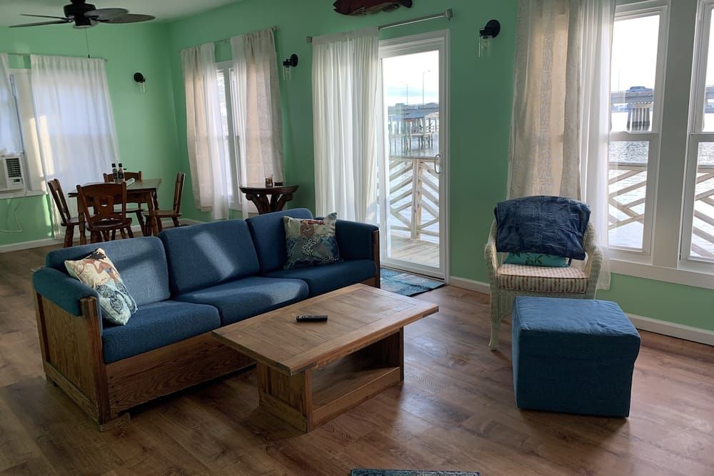 Pet Friendly Tiny Cabin Overlooking the Beautiful Waters of the Chesapeake Bay For a Peaceful Getaway in Norfolk, Virginia - נורפולק - סלון