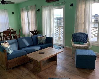Pet Friendly Tiny Cabin Overlooking the Beautiful Waters of the Chesapeake Bay For a Peaceful Getaway in Norfolk, Virginia - נורפולק - סלון