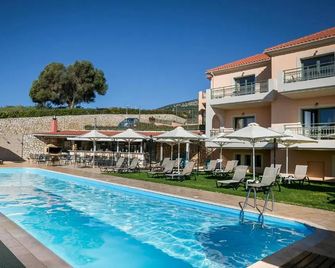 Crystal Palace - Vista - Skala - Pool