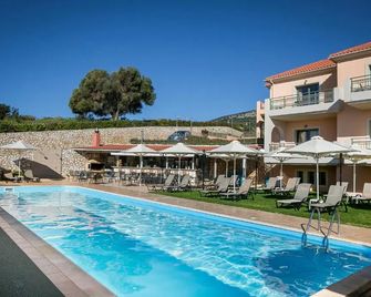 Crystal Palace - Vista - Skala - Pool