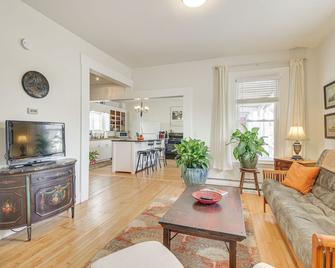 Tasteful Gardiner Triplex Near Downtown Augusta! - Gardiner - Living room