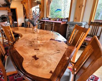 Carriage House Accommodations - Girdwood - Dining room