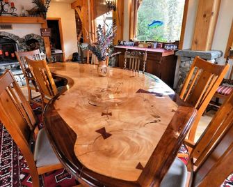 Carriage House Accommodations - Girdwood - Jadalnia