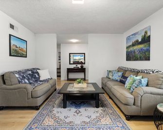 Relaxing Getaway w/ Game Room, Pickleball & More - Woodland Hills - Living room