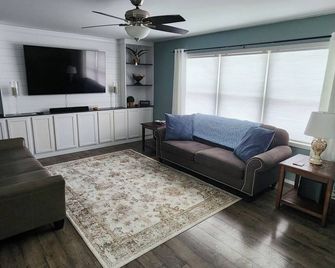 Spacious & Quiet 3-bedroom/2 bath country home in Merrill WI - Merrill - Huiskamer