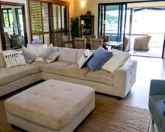 Beached At Straddie. - South Stradbroke Island - Living room