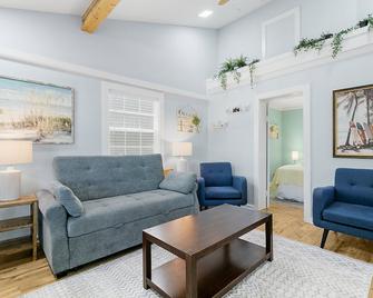 23 Center St - Sunny Side Up - Upstairs Apartment - Folly Beach - Sala de estar