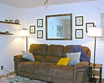 Enchanted Skies - King Bed, Near Sedona & Hiking - Rimrock - Living room