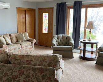 Low Getaway #3 On Rainy River - Baudette - Living room