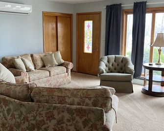 Low Getaway #3 On Rainy River - Baudette - Living room