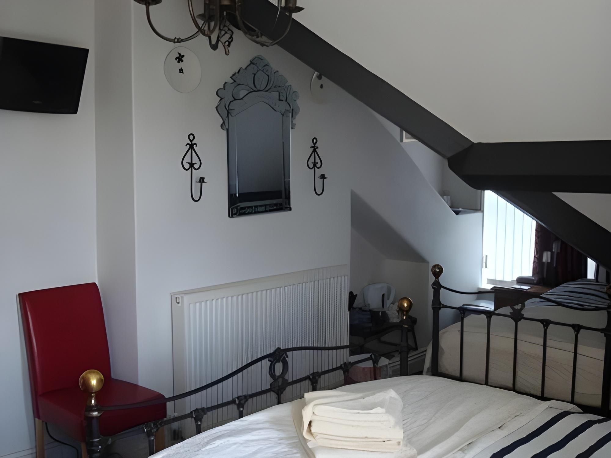 إسكليت جيست هاوس