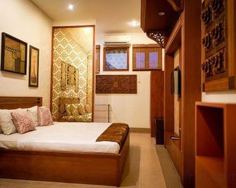 Dhanesvara Holistic Unique Homestay - סוראבאיה - חדר שינה