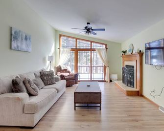 Direct Access to Sno-Eagles Trails: Pet Friendly! - Eagle River - Huiskamer