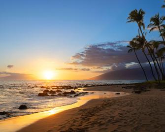 Days Inn by Wyndham Maui Oceanfront - Kahului - Beach