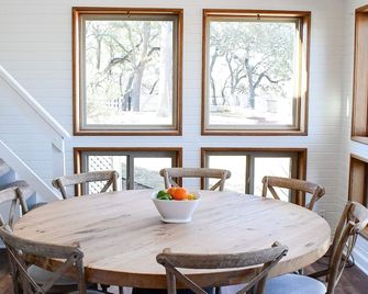 Newly Renovated Farmhouse on a Working Horse Ranch Near Popular Wedding Venues - Boerne - Eetruimte