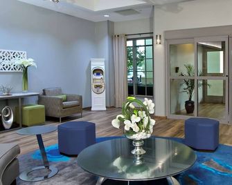 Homewood Suites by Hilton Ft. Lauderdale Airport and Cruise Port - Dania Beach - Wohnzimmer
