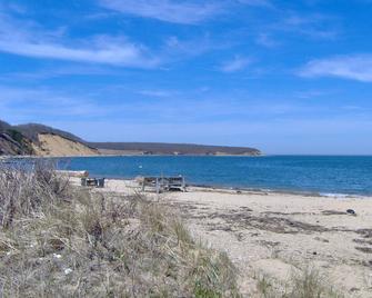 Newly Listed The Sunlit Cozy Cottage by the Sea on Lake Montauk - Montauk - Beach