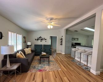 Stunning 100-acre Riverfront Ranch & Orchard, Close to Wineries, Amazing Views. - Palisade - Living room