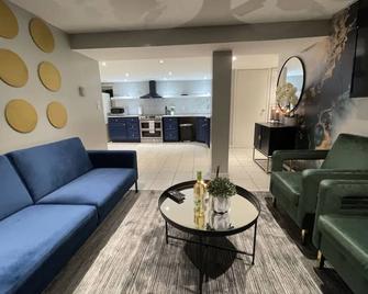 The Circle Suite Near Jfk Airport - Queens - Living room