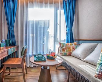 Nostalgia S Hotel(Kunming Dongfeng Square) - Kunming - Living room