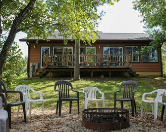 Lakeside cabin with Hot Tub and full kitchen! Sleeps up to 12 people. - Tomah - Patio
