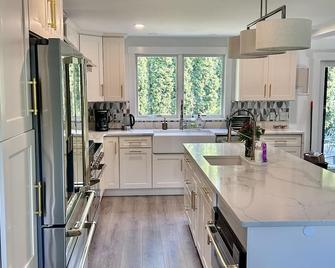 Space for everyone. Comfortable and relaxing with a guest house - Buzzards Bay - Kitchen