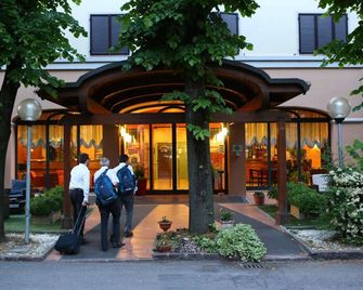 Hotel Le Ville - מודנה - בניין